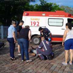 Motociclista sofreu a queda, foi amparado por populares e socorrido pelo Samu (Foto: Alvaro Pegoraro)