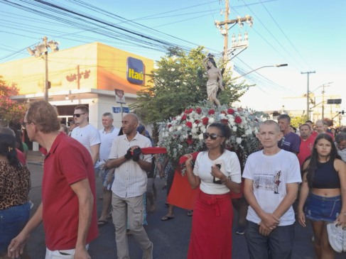 Missa campal foi seguida de procissão pelo centro da cidade (Foto: Alan Faleiro)