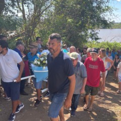 Tradicionalmente, pescadores conduzem o andor com a imagem de Nossa Senhora dos Navegantes (Foto: Leonardo Pereira)