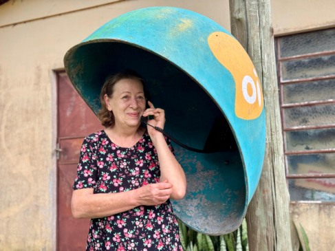 Solange Schulz mora nas proximidades do orelhão e relembra tempos passados, quando dependia da telefonia pública para se comunicar com a família (Foto: Júnior Posselt/Folha do Mate)