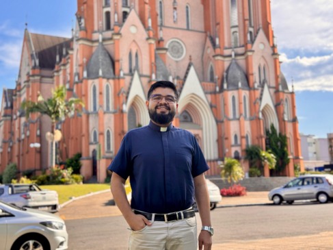 Natural de Fortaleza e com passagem pela Colômbia, padre está em Venâncio desde o último sábado, 24 (Foto: Júnior Posselt/Folha do Mate)