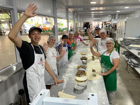 Voluntários se dedicam na ‘linha de produção’ do pastel do Bastião (Foto: Júnior Posselt/Folha do Mate)