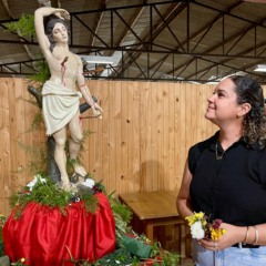 Alexsandra garantiu as flores do padroeiro para a bisav&oacute; do marido (Foto: J&uacute;nior Posselt/Folha do Mate)
