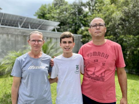 Márcia, o filho Júnior e Vanderlei agradecem diariamente pelas graças alcançadas (Foto: Júnior Posselt/Folha do Mate)