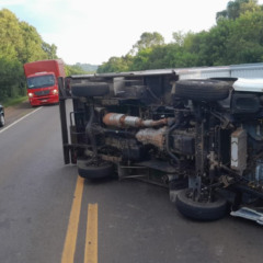 Utilit&aacute;rio tombou e est&aacute; sobre a via (Foto: Alvaro Pegoraro)