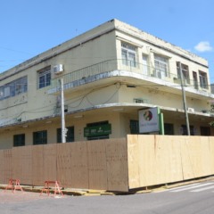 Cal&ccedil;ada foi interditada por conta do estado de deteriora&ccedil;&atilde;o da marquise do pr&eacute;dio (Foto: Alvaro Pegoraro)
