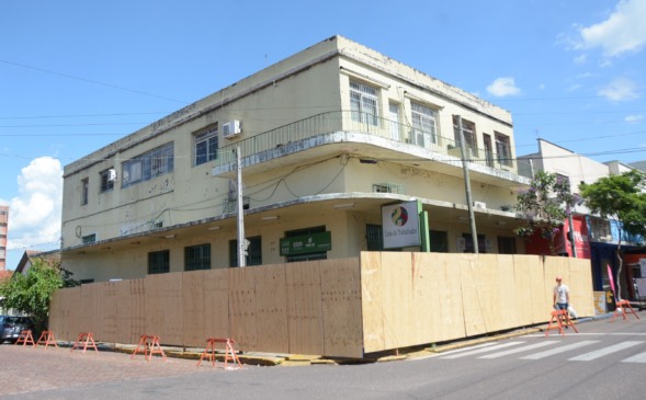 Calçada foi interditada por conta do estado de deterioração da marquise do prédio (Foto: Alvaro Pegoraro)
