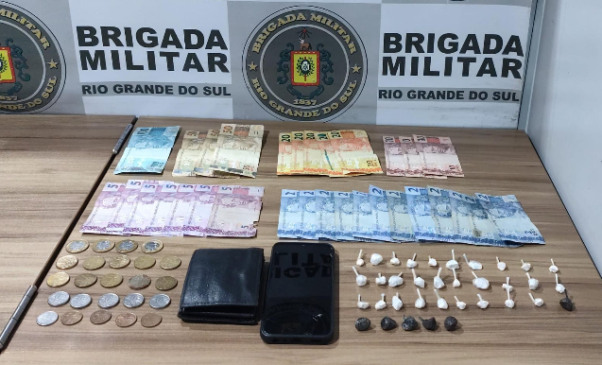 Presos tinham 35 buchas de cocaína em seu poder (Foto: Brigada Militar/Divulgação)