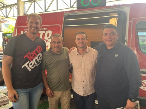 Em passagem pela Unidade Móvel da Terra FM, na Festa de São Sebastião Mártir, comitiva divulgou as pré-candidaturas (Foto: Juan Grings)