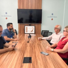 Administrador do HSSM, Lu&iacute;s Fernando Siqueira (de azul) pleiteou o aumento no Teto MAC da institui&ccedil;&atilde;o (Foto: AI Dra. Sandra Silberschlag)