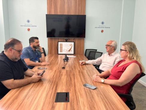 Administrador do HSSM, Luís Fernando Siqueira (de azul) pleiteou o aumento no Teto MAC da instituição (Foto: AI Dra. Sandra Silberschlag)