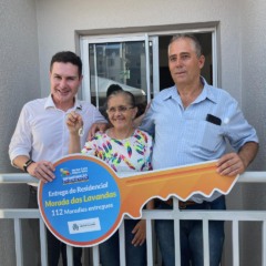 Jader Filho entregou para Osmar e Marisa a chave do apartamento 101
(Foto: Leonardo Pereira/Folha do Mate)