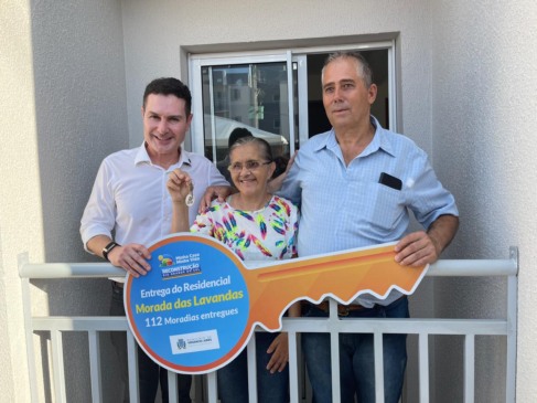 Jader Filho entregou para Osmar e Marisa a chave do apartamento 101
(Foto: Leonardo Pereira/Folha do Mate)