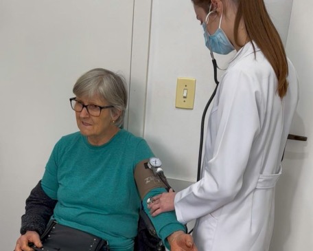 Procedimentos como aferição de pressão arterial conta como atendimento único
(Foto: Prefeitura/Divulgação)