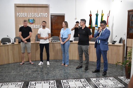 Representantes do Executivo, do Legislativo e dos comerciantes participaram da reunião