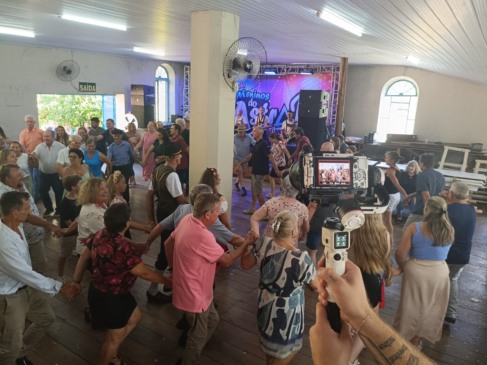 A cena gravada no Salão Müller, na tarde de domingo, irá representar uma festa típica das comunidades germânicas (Foto: Divulgação)