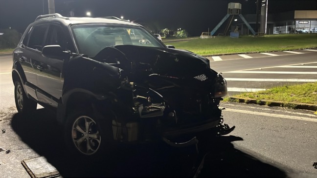 Acidente na rodovia envolveu um carro e um caminhão (Foto: Juan Grings)