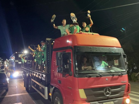 Atletas passearam pela cidade em cima de um caminhão (Foto: Juan Grings)