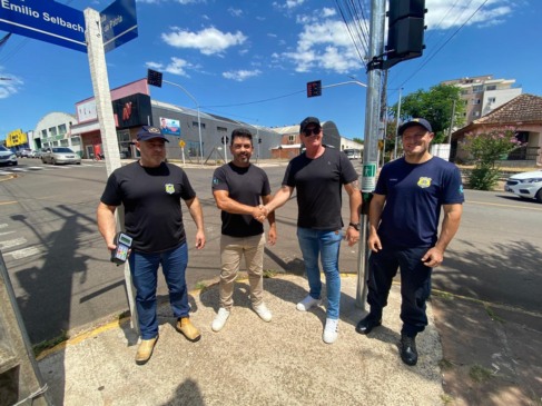 Representante da empresa Sinacom realizou a entrega da obra das sinaleiras para o secretário de Segurança Pública e Defesa Civil, Luciano Teixeira (Foto: Júlia Brandenburg/ Folha do Mate)