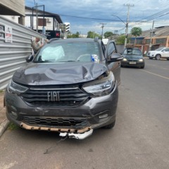 Com a batida, o airbag da Fiat Strada inflou, mas o motorista n&atilde;o se feriu. (Foto: J&uacute;lia Brandenburg/Folha do Mate)