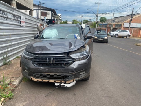 Com a batida, o airbag da Fiat Strada inflou, mas o motorista não se feriu. (Foto: Júlia Brandenburg/Folha do Mate)