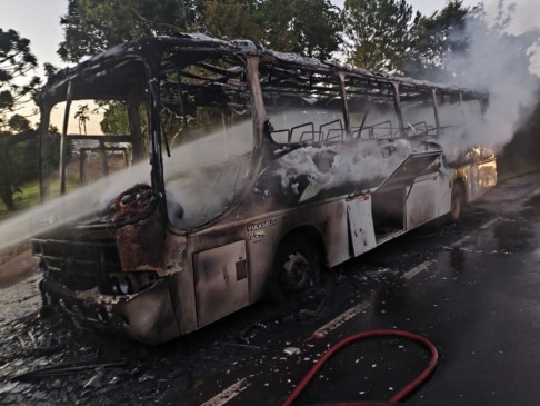 Veículo ficou completamente destruído. Foto: Divulgação/CBMRS