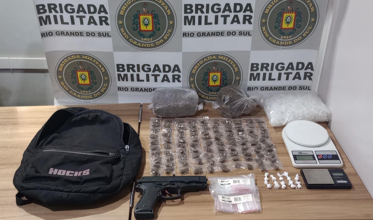 Material apreendido com o adolescente. Foto: Divulgação/Brigada Militar Material apreendido com o adolescente. Foto: Divulgação/Brigada Militar