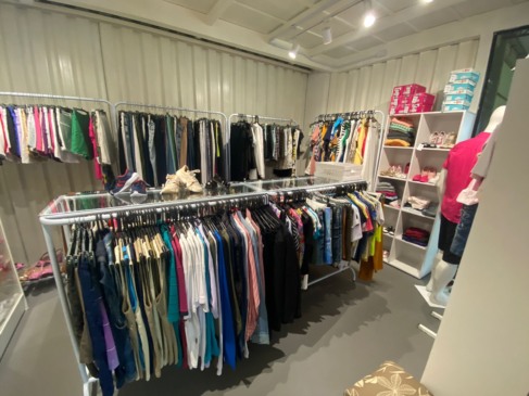 Roupas novas e usadas são comercializadas na Paresp (Foto: Júlia Brandenburg/Folha do Mate)