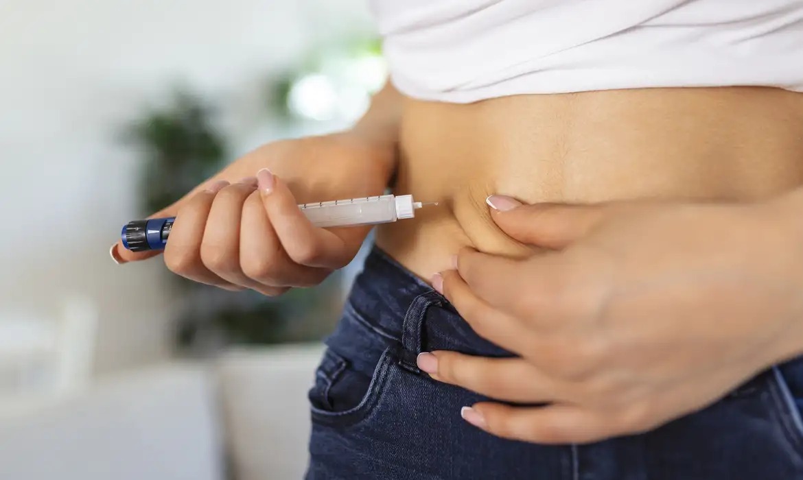 Aplicações são feitas, na maioria dos casos, na região abdominal (Foto:  Freepik/Divulgação)