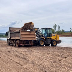 Materiais s&atilde;o transportados para dep&oacute;sitos e utilizados entre capatazias de Mariante e Est&acirc;ncia Nova (Foto: J&uacute;nior Posselt/Folha do Mate)