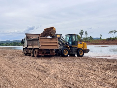 Materiais são transportados para depósitos e utilizados entre capatazias de Mariante e Estância Nova (Foto: Júnior Posselt/Folha do Mate)