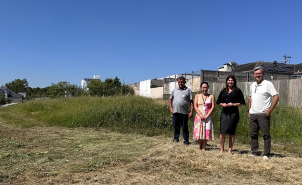 Responsável pela obra, Adão Cross, com a coordenadora pedagógica da Educação Infantil, Flávia Kieling, o secretário Émerson Henrique e a prefeita em exercício Izaura Landim (Foto: Júnior Posselt/Folha do Mate)