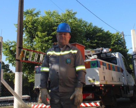 Ao longo de 35 anos de serviço público, o eletricista Ildemar Kleinpaul, 59 anos, tornou-se figura conhecida em Venâncio Aires pela instalação de milhares de lâmpadas no município (Foto: Juliana Bencke/Folha do Mate)