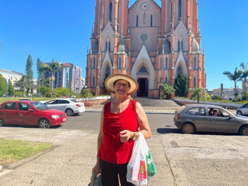 Liane Maria Feix da Silva, 64 anos, não dispensa o uso do chapéu para se proteger do sol. Ela é moradora de Linha Sapé e estava no Centro de Venâncio fazendo compras nesta quarta-feira, 4 (Foto: Júlia Brandenburg/Folha do Mate)