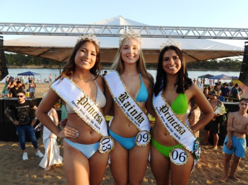 1ª princesa Brenda Dick Reis, rainha Thayla Luisa Wollmann e a 2ª princesa Sabrina Paz Heling (Foto: Claudio Froemming/Divulgação)