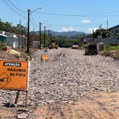 Obras na rua Aurino Guterres de Carvalho est&atilde;o na etapa de prepara&ccedil;&atilde;o da base (Foto: J&uacute;nior Posselt/Folha do Mate)
