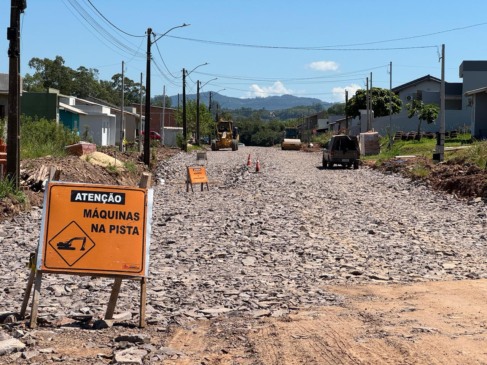 Obras na rua Aurino Guterres de Carvalho estão na etapa de preparação da base (Foto: Júnior Posselt/Folha do Mate)