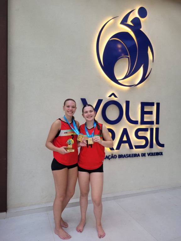 As venâncio-airenses e medalhistas de ouro pela Seleção Gaúcha Valentina Haas e Rafaela Schabbach. (Foto: Divulgação)