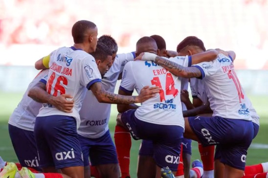 Jogadores do Bahia comemoram o gol de Willian José que garantiu vitória histórica diante do Internacional no Beira-Rio | Foto: Rafael Rodrigues/EC Bahia
