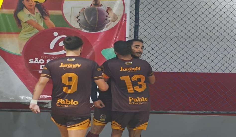 Jogadores do Fênix Lendários comemoram vitória sobre o Inter Salvador na Liga de Futsal de Lauro de Freitas