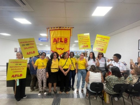 Após ocuparem sede da Seduc, professores da rede municipal ameaçam greve